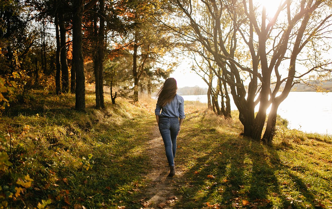 Menikmati Momen Berjalan dengan Aktivitas Lembut yang Mengiringi